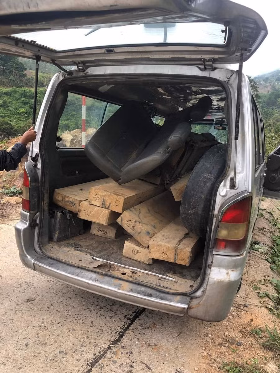 Lượng gỗ lậu trên xe ô tô mang BKS 76B-002.78. Ảnh CQCA. Lượng gỗ lậu trên xe ô tô mang BKS 76B-002.78. Ảnh CQCA.
