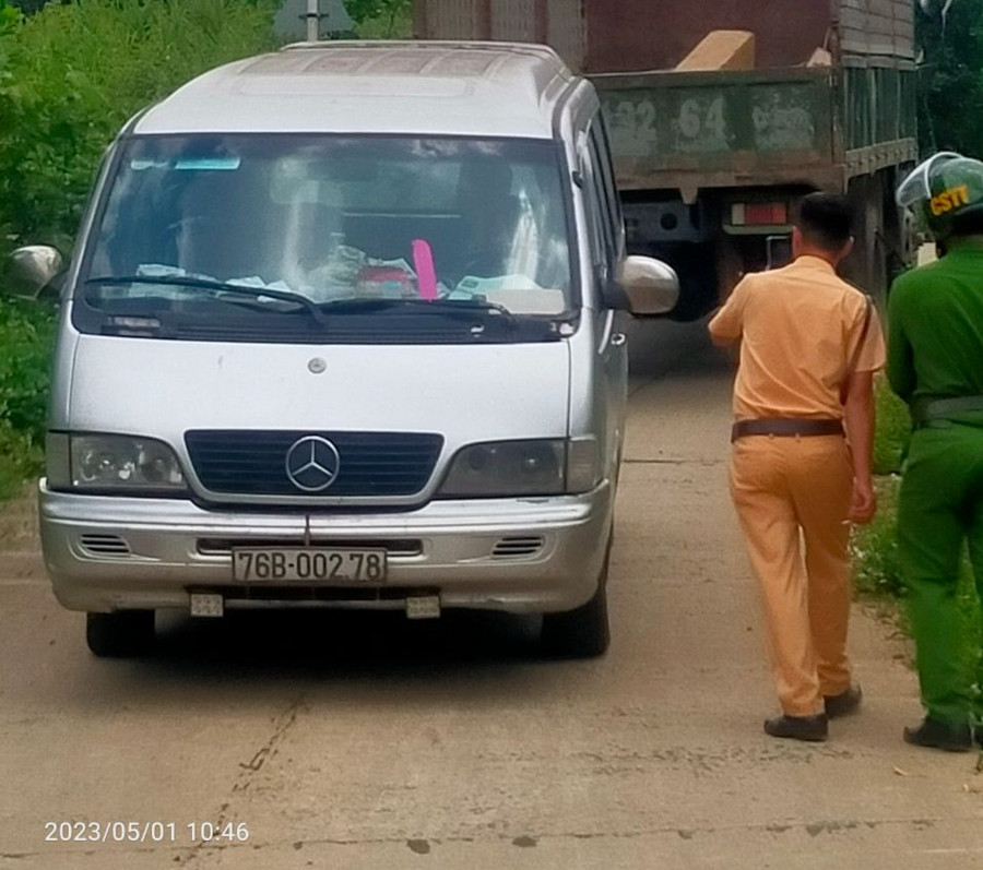 Lực lượng chức năng tạm giữ phương xe ô tô mang BKS 76B-002.78 chở gỗ không rõ nguồn gốc. Ảnh CQCA. Lực lượng chức năng tạm giữ phương xe ô tô mang BKS 76B-002.78 chở gỗ không rõ nguồn gốc. Ảnh CQCA.