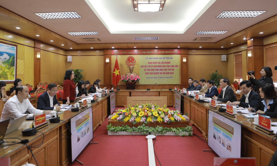 Toàn cảnh buổi làm việc.