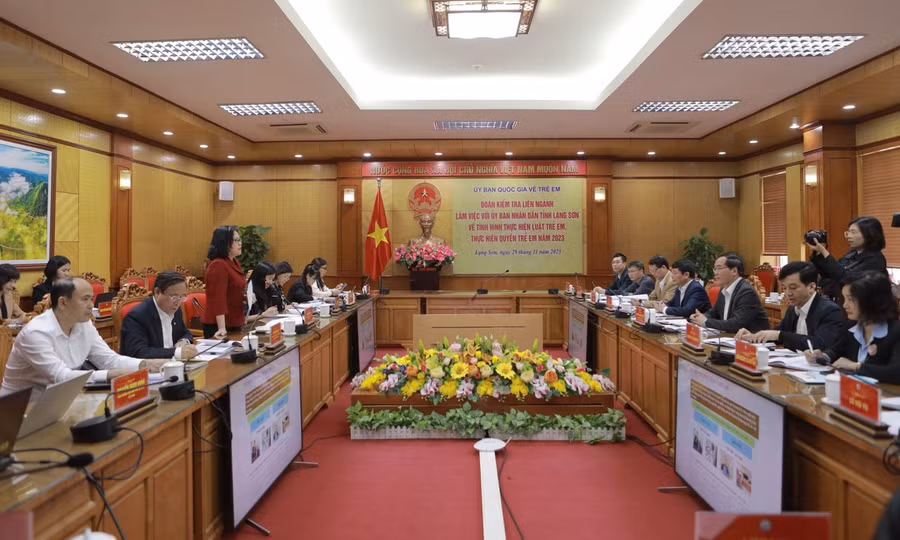 Toàn cảnh buổi làm việc.