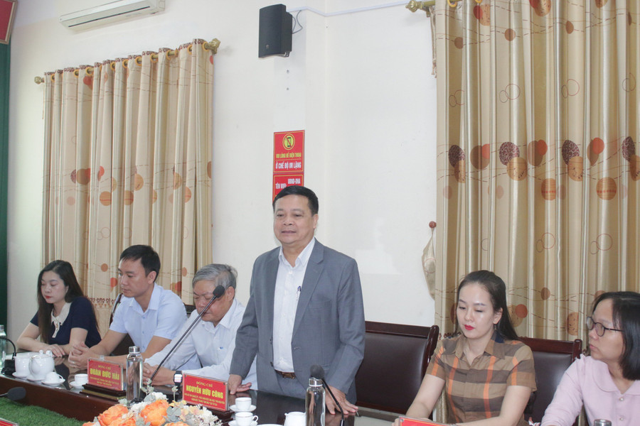 PGS.TS Nguyễn Hữu Công, Phó Bí thư Đảng Ủy, Phó Giám đốc Đại học Thái Nguyên, Giám đốc Trung tâm Đào tạo từ xa phát biểu tại buổi trao tặng. PGS.TS Nguyễn Hữu Công, Phó Bí thư Đảng Ủy, Phó Giám đốc Đại học Thái Nguyên, Giám đốc Trung tâm Đào tạo từ xa phát biểu tại buổi trao tặng.