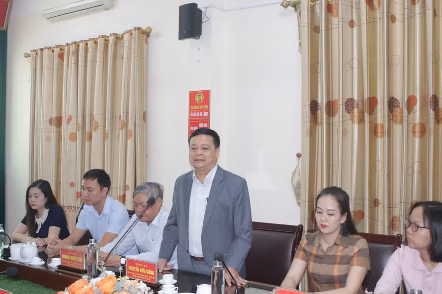 PGS.TS Nguyễn Hữu Công, Phó Bí thư Đảng Ủy, Phó Giám đốc Đại học Thái Nguyên, Giám đốc Trung tâm Đào tạo từ xa phát biểu tại buổi trao tặng.