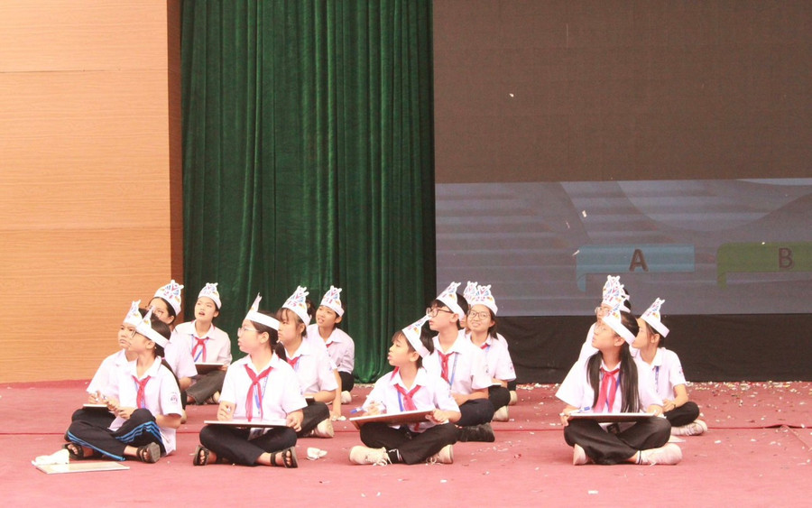 Các em học sinh trường THCS Chu Văn An tham gia cuộc thi rung chuông vàng. Các em học sinh trường THCS Chu Văn An tham gia cuộc thi rung chuông vàng.
