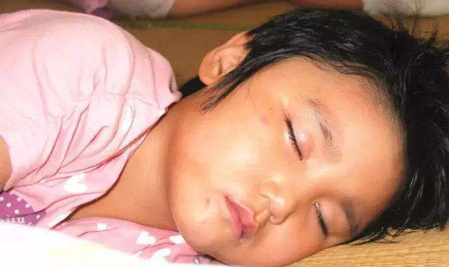 Con gái 4 tuổi càng lớn càng thay đổi, bố mẹ lo sợ không phải con ruột, đưa đến bệnh viện kiểm tra thì phát hiện sự thật bất ngờ - Ảnh 1. Con gái 4 tuổi càng lớn càng thay đổi, bố mẹ lo sợ không phải con ruột, đưa đến bệnh viện kiểm tra thì phát hiện sự thật bất ngờ - Ảnh 1.