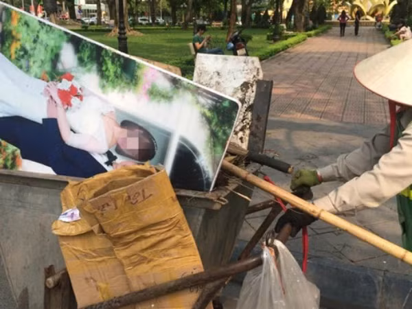 Cặp đôi chi chục triệu để chụp ảnh cưới, lúc hết duyên ảnh cũng phiêu dạt chơ vơ bên đường