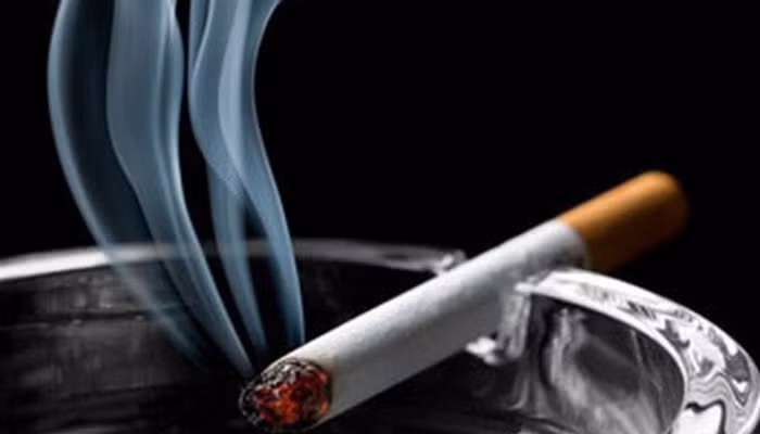 Ba mẹ không nên để gạt tàn thuốc lá gần giường của bé