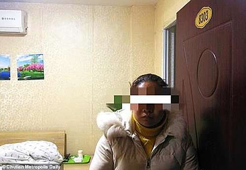 Về quê thấy bạn trai quá nghèo, người phụ nữ dàn dựng màn kịch chia tay có 1 không 2 ảnh 1 Cô Yu bị bắt khi đang nằm xem tivi tại nhà nghỉ. Ảnh: Chutian Metropolia.