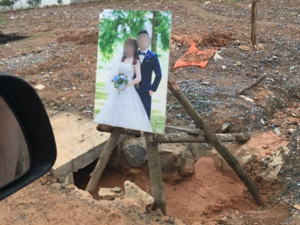 Chi chục triệu để chụp ảnh cưới, lúc hết duyên thì mọi thứ ra nông nỗi này ảnh 2 Cặp đôi chi chục triệu để chụp ảnh cưới, lúc hết duyên ảnh cũng phiêu dạt chơ vơ bên đường