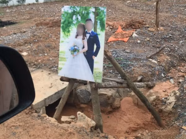 Chi chục triệu để chụp ảnh cưới, lúc hết duyên thì mọi thứ ra nông nỗi này ảnh 2 Cặp đôi chi chục triệu để chụp ảnh cưới, lúc hết duyên ảnh cũng phiêu dạt chơ vơ bên đường