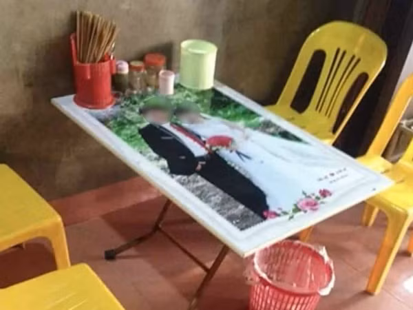 Cặp đôi chi chục triệu để chụp ảnh cưới, lúc hết duyên ảnh cũng phiêu dạt chơ vơ bên đường