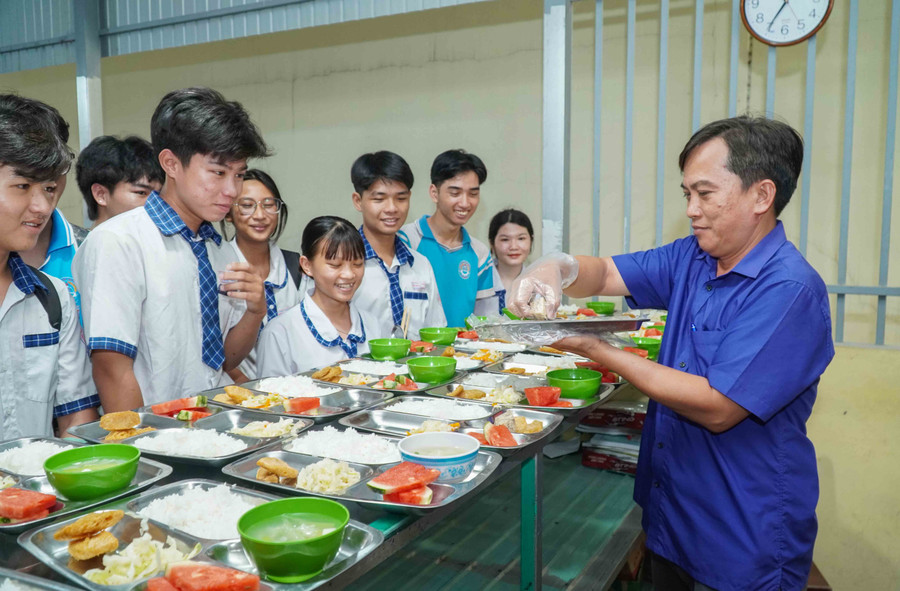 Thầy Hiệu trưởng nhà trường vào bếp chăm lo bữa ăn cho học sinh.