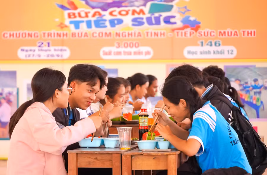Các em học sinh ấm lòng với ăn bữa trưa trong khi khí vui vẻ ấm áp.