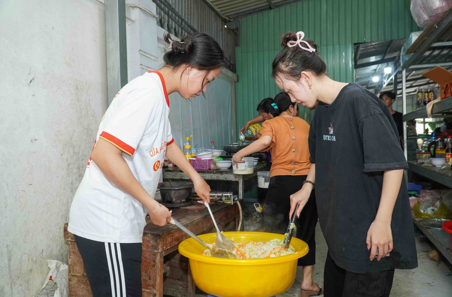 Học sinh lớp 11 của nhà trường vào hỗ trợ bếp ăn cùng các thầy cô.