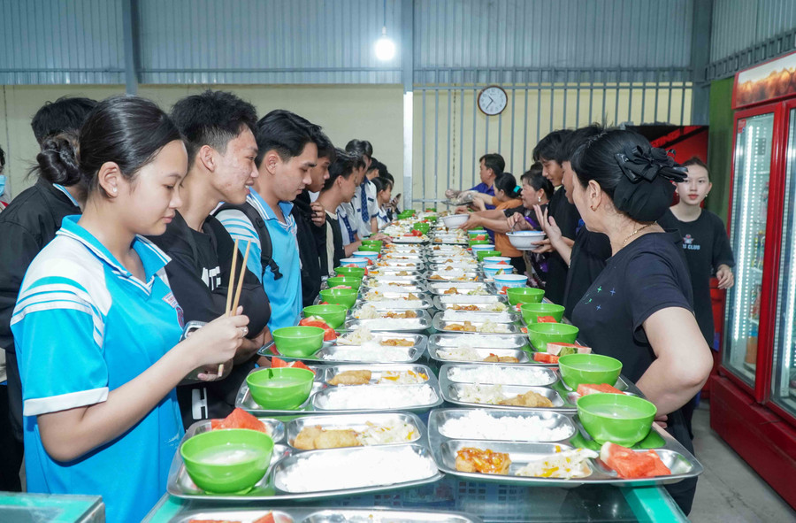 Bữa ăn của các em có đầy đủ các món mặn, món xào, món canh và trái cây tráng miệng.