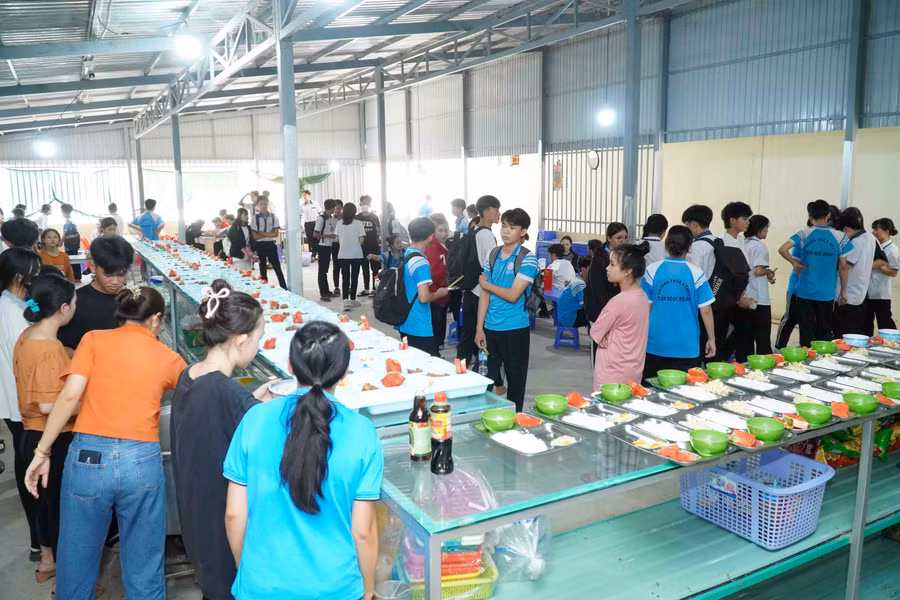 Các phần ăn của học sinh sẽ được đặt trong các khay với đầy đủ các món.