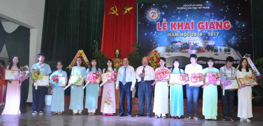  PGS.TS Ngô Văn Dưỡng – Phó Giám đốc ĐH Đà Nẵng và PGS. TS Nguyễn Bảo Hoàng Thanh – Hiệu trưởng Trường ĐH Sư phạm (ĐH Đà Nẵng) trao thưởng cho sinh viên thủ khoa kỳ tuyển sinh năm 2016.