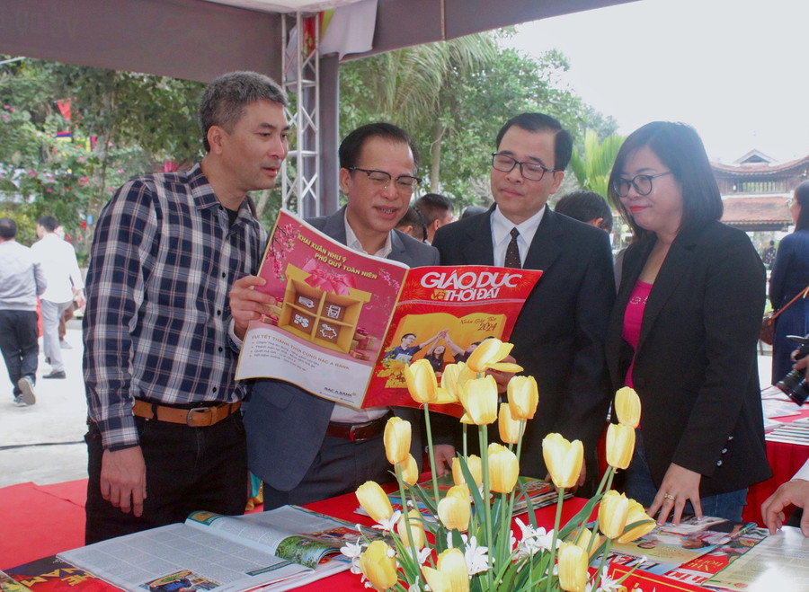 Tại Lễ hội, Hội Báo Xuân Giáp Thìn 2024 cũng được tổ chức, trưng bày giới thiệu các ấn phẩm. Tại Lễ hội, Hội Báo Xuân Giáp Thìn 2024 cũng được tổ chức, trưng bày giới thiệu các ấn phẩm.