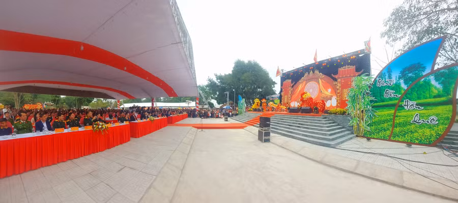 Lễ hội Xuân đền Đuổm thu hút đông đảo du khách tham gia.