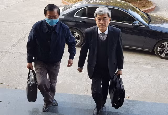 Bị cáo Vũ Huy Hoàng và luật sư đến phiên tòa sáng ngày 18/1. Ảnh: Dân trí