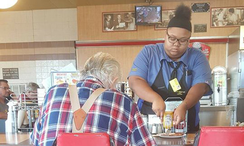 Hành động cắt nhỏ bữa ăn cho khách giúp Evoni nhận được học bổng tại trường đại học. Ảnh: Laura Wolf.