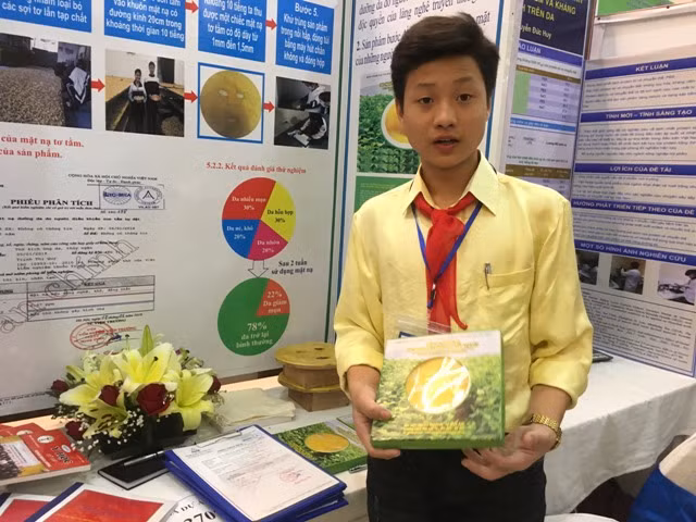 Em Công giới thiệu sản phẩm mặt nạ từ con tằm tự dệt