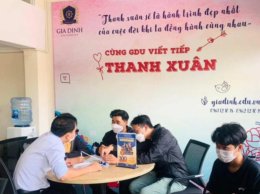 Thí sinh được chuyên viên tư vấn tuyển sinh ĐH Gia Định tư vấn chọn ngành nghề, nguyện vọng một cách kỹ lưỡng.