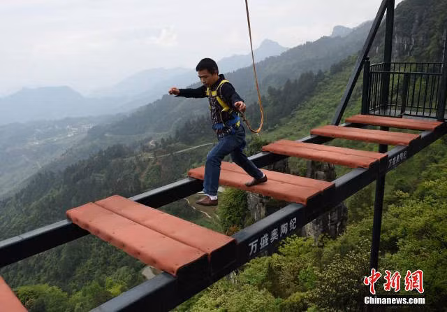 Cây cầu mạo hiểm nhất Trung Quốc tại tỉnh Trùng Khánh.