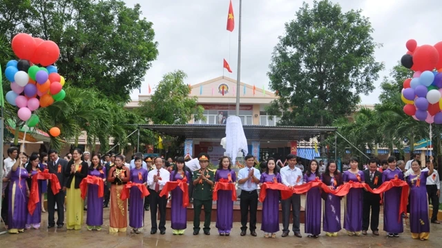 Lãnh đạo nhà trường cùng các đơn vị, chính quyền cắt băng khánh thành tượng đài Anh hùng lực lượng vũ trang nhân dân Nguyễn Ngọc Bình trong ngày lễ Kỷ niệm 10 năm thành lập Trường TH Nguyễn Ngọc Bình.