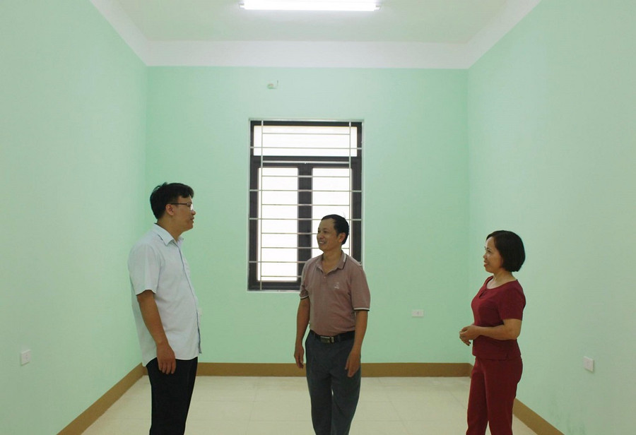 Cán bộ phòng giáo dục và đào tạo huyện Đồng Hỷ cùng giáo viên trường Tiểu học số 2 Văn Lăng kiểm tra cơ sở vật chất phòng ở nội trú. Cán bộ phòng giáo dục và đào tạo huyện Đồng Hỷ cùng giáo viên trường Tiểu học số 2 Văn Lăng kiểm tra cơ sở vật chất phòng ở nội trú.