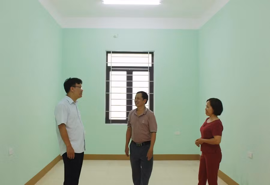 Cán bộ phòng giáo dục và đào tạo huyện Đồng Hỷ cùng giáo viên trường Tiểu học số 2 Văn Lăng kiểm tra cơ sở vật chất phòng ở nội trú.