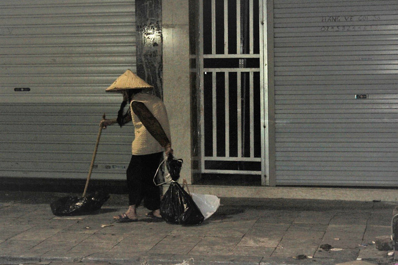 Người dân Hà Nội mưu sinh trong đêm rét “cắt thịt” cuối năm ảnh 4 ret-dam3