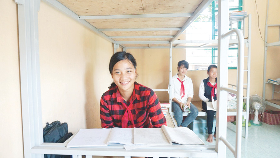 Em Bàn Thị Hoa học bài trong phòng nội trú