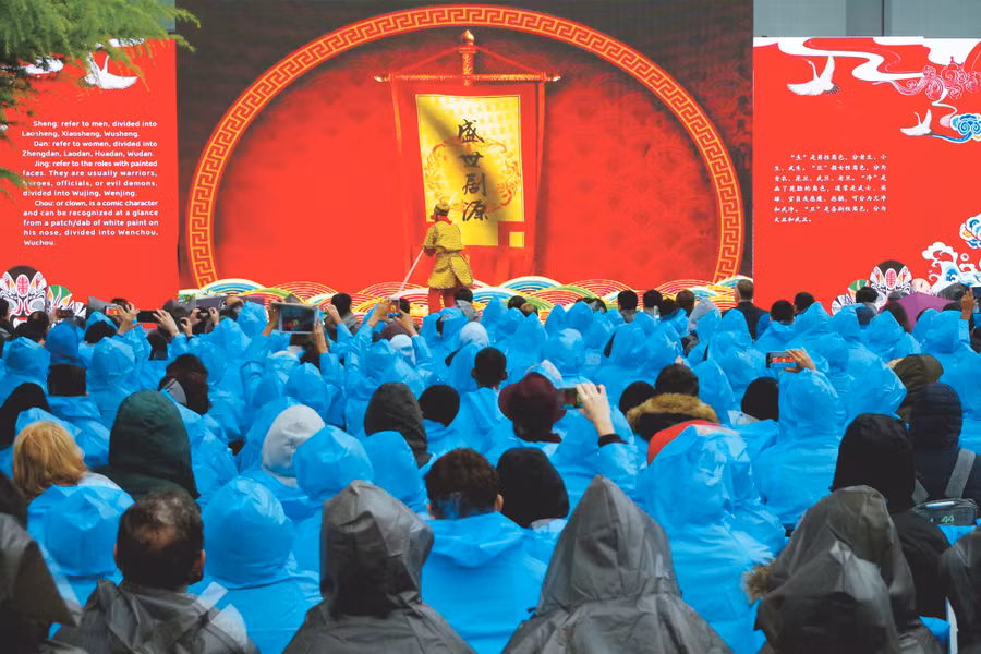 Lễ khai mạc dưới trời mưa lạnh, các thí sinh phải mặc áo mưa