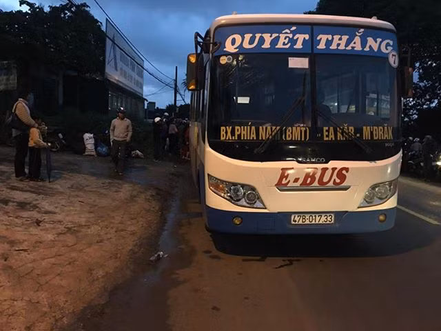 Vừa bước xuống xe, bé trai 5 tuổi bị xe buýt cán chết thương tâm