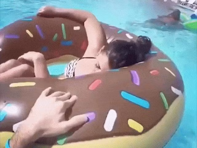 Cách đánh thức những người thích ngủ nướng trong ngày nghỉ lễ