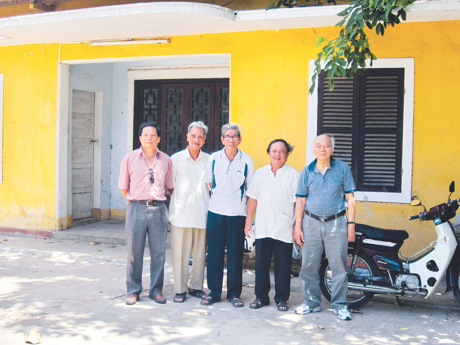 Cựu học sinh về thăm lại ngôi nhà xưa của Trường Thanh niên Tiền tuyến Huế Ảnh: Nhà thơ Ngô Minh. Cựu học sinh về thăm lại ngôi nhà xưa của Trường Thanh niên Tiền tuyến Huế Ảnh: Nhà thơ Ngô Minh.