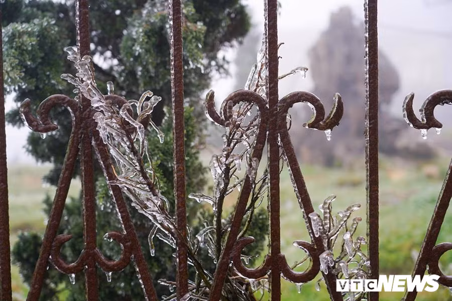 Anh: Dinh Mau Son lung linh, ky ao trong lop bang tuyet trang muot hinh anh 4