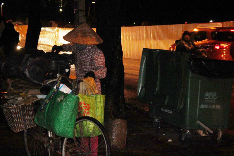 Người dân Hà Nội mưu sinh trong đêm rét “cắt thịt” cuối năm ảnh 2 ret-dam-5