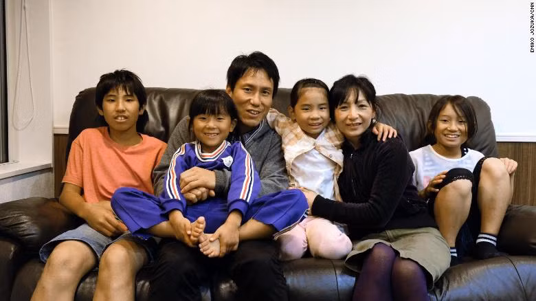 choang voi chinh sach "tra tien de con" doc nhat vo nhi o nhat ban hinh anh 1