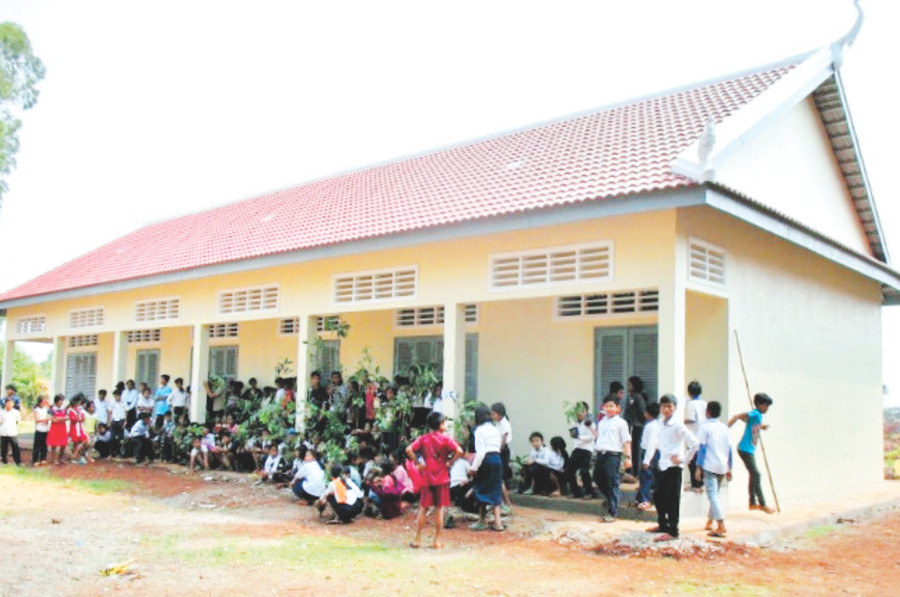 Tòa nhà mới của Trường Tiểu học Phum Kandal trong lễ khánh thành vào tháng 3/2018 (Ảnh được cung cấp bởi Hiệp hội Tình nguyện Shanti)