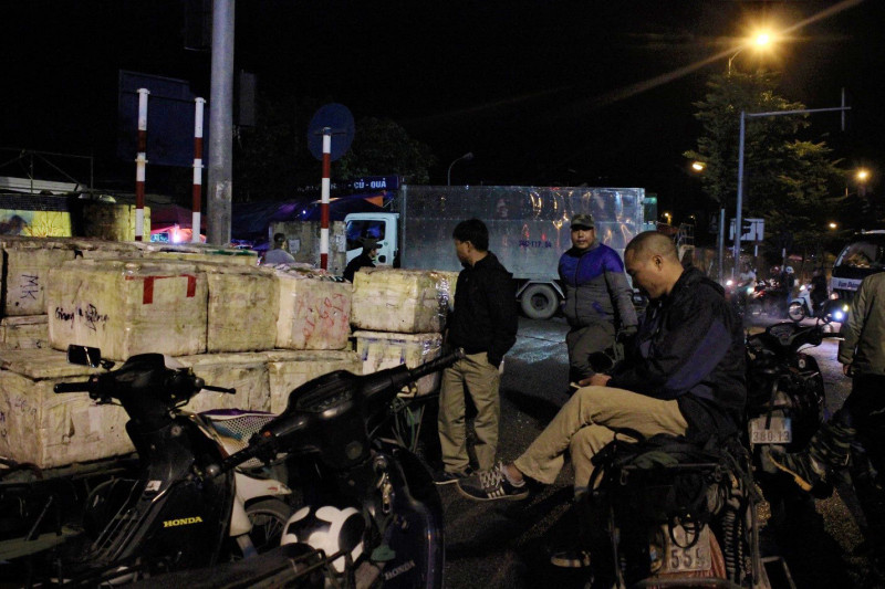 Người dân Hà Nội mưu sinh trong đêm rét “cắt thịt” cuối năm ảnh 7 ret-dam4