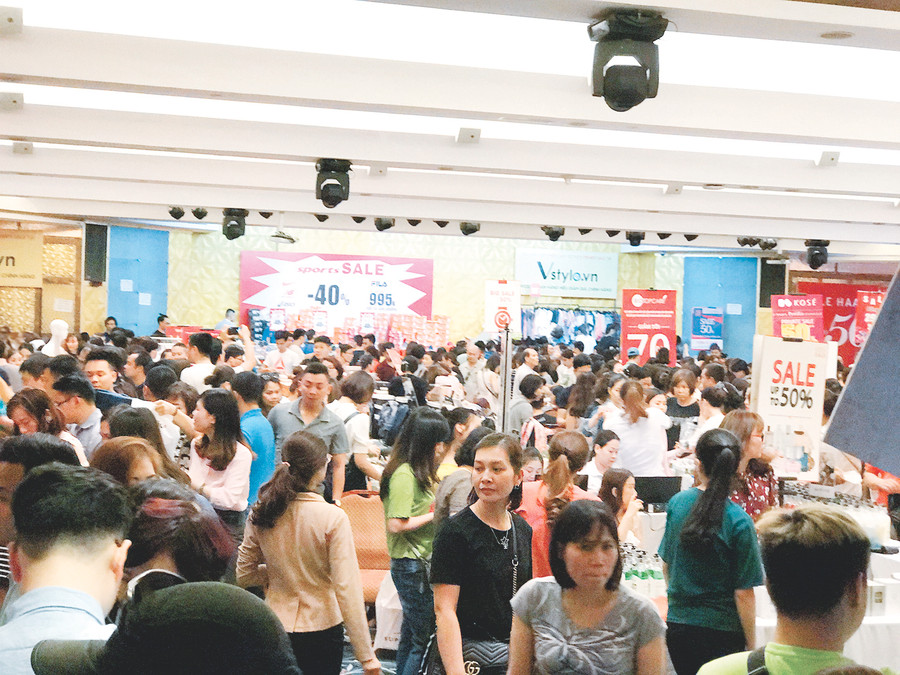 Buổi bán hàng offline thu hút rất đông khách được tổ chức bởi một website bán hàng trực tuyến nổi tiếng. Ảnh: An Nhiên