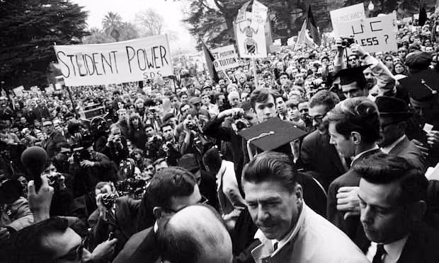 Báo cáo chính thức của chính quyền Reagan về thực trạng GD Mỹ đã đưa đến cái nhìn sai lệch và cách đối xử tệ hại về giáo viên, khiến giáo giới nổi giận, với hàng loạt cuộc biểu tình phản đối vào giữa thập niên 1980 Báo cáo chính thức của chính quyền Reagan về thực trạng GD Mỹ đã đưa đến cái nhìn sai lệch và cách đối xử tệ hại về giáo viên, khiến giáo giới nổi giận, với hàng loạt cuộc biểu tình phản đối vào giữa thập niên 1980