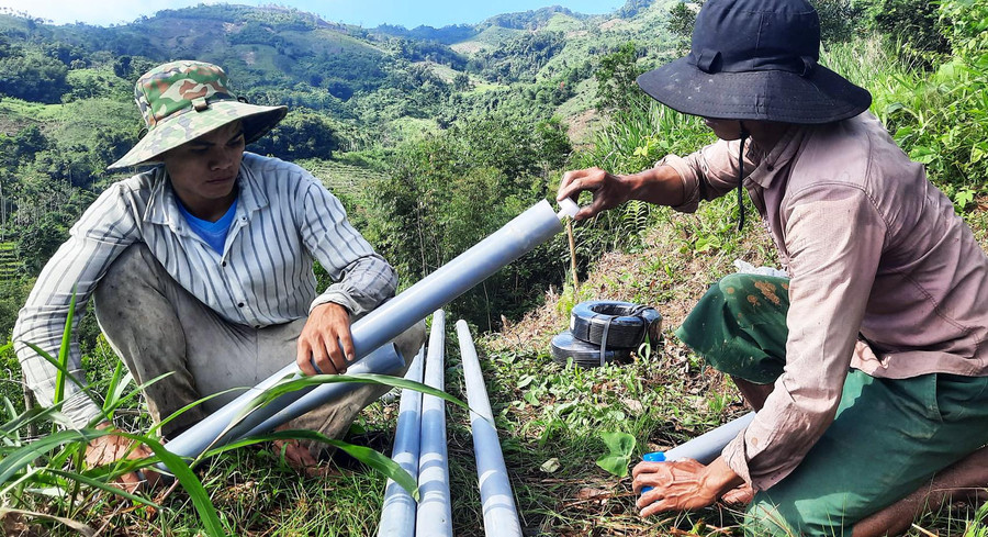 Các hộ dân ở xã Sơn Liên lắp đặt ống dẫn nước để tưới cho diện tích cây ăn quả. Các hộ dân ở xã Sơn Liên lắp đặt ống dẫn nước để tưới cho diện tích cây ăn quả.