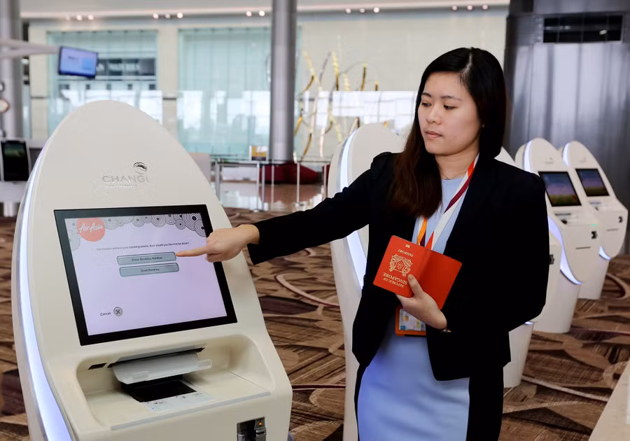 Sân bay Changi của Singapore - một trong những sân bay hiện đại bậc nhất thế giới, hành khách phải tự làm mọi thao tác qua hệ thống điện tử Sân bay Changi của Singapore - một trong những sân bay hiện đại bậc nhất thế giới, hành khách phải tự làm mọi thao tác qua hệ thống điện tử