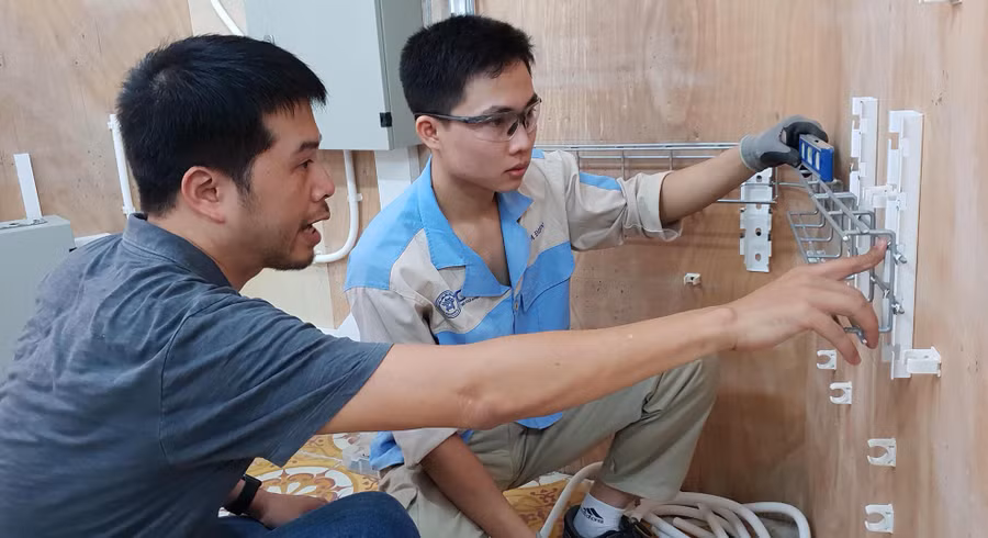Học viên nghề tham gia thực hành lắp đặt hệ thống điện