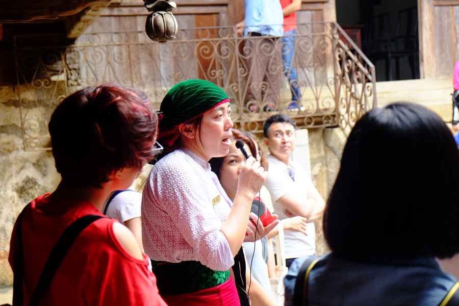 Hậu duệ của vua Mèo Vương Chí Thành làm hướng dẫn tại khu dinh thự của dòng họ. Ảnh: Vĩnh An