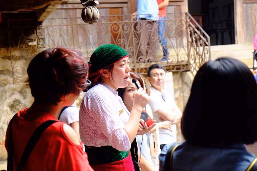 Hậu duệ của vua Mèo Vương Chí Thành làm hướng dẫn tại khu dinh thự của dòng họ. Ảnh: Vĩnh An