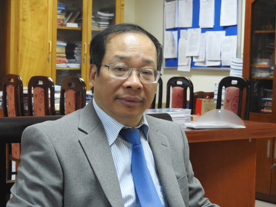 “Hiện nay, số lượng SV Việt Nam ra nước ngoài học tập ngày càng tăng, đặt ra những thách thức lớn đối với các trường đại học trong nước. Vì vậy các trường phải xây dựng chiến lược phát triển thích ứng với thời kì mới, mạnh dạn đổi mới công tác đào tạo, từ đổi mới chương trình, đổi mới phương pháp giảng dạy đến xây dựng đội ngũ giảng viên”. PGS TS Lưu Văn An “Hiện nay, số lượng SV Việt Nam ra nước ngoài học tập ngày càng tăng, đặt ra những thách thức lớn đối với các trường đại học trong nước. Vì vậy các trường phải xây dựng chiến lược phát triển thích ứng với thời kì mới, mạnh dạn đổi mới công tác đào tạo, từ đổi mới chương trình, đổi mới phương pháp giảng dạy đến xây dựng đội ngũ giảng viên”. PGS TS Lưu Văn An