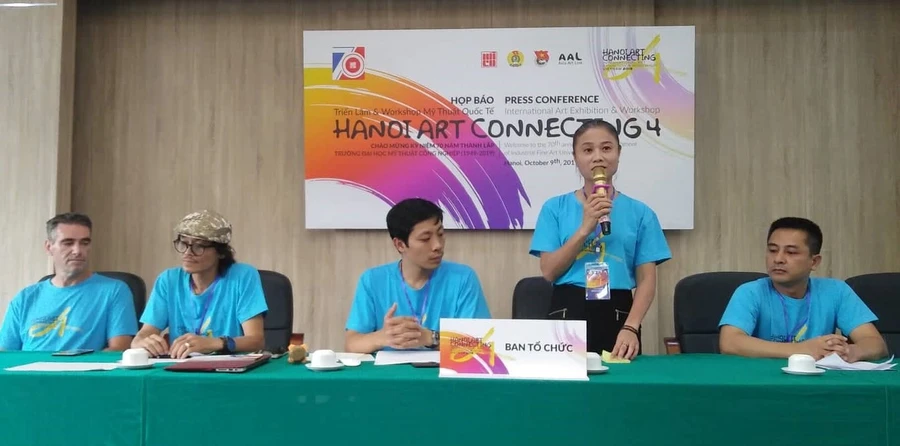 PGS.TS Đặng Mai Anh - Phó Hiệu trưởng phụ trách Trường Đại học Mỹ thuật Công nghiệp thông tin về sự kiện "Hà Nội kết nối nghệ thuật 2019". Ảnh: Bình Thanh. 